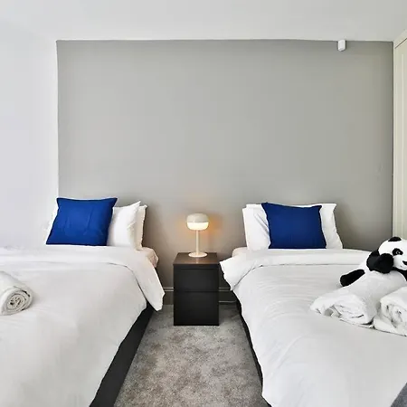 April Disc - Long - Contractors Appartement Bristol